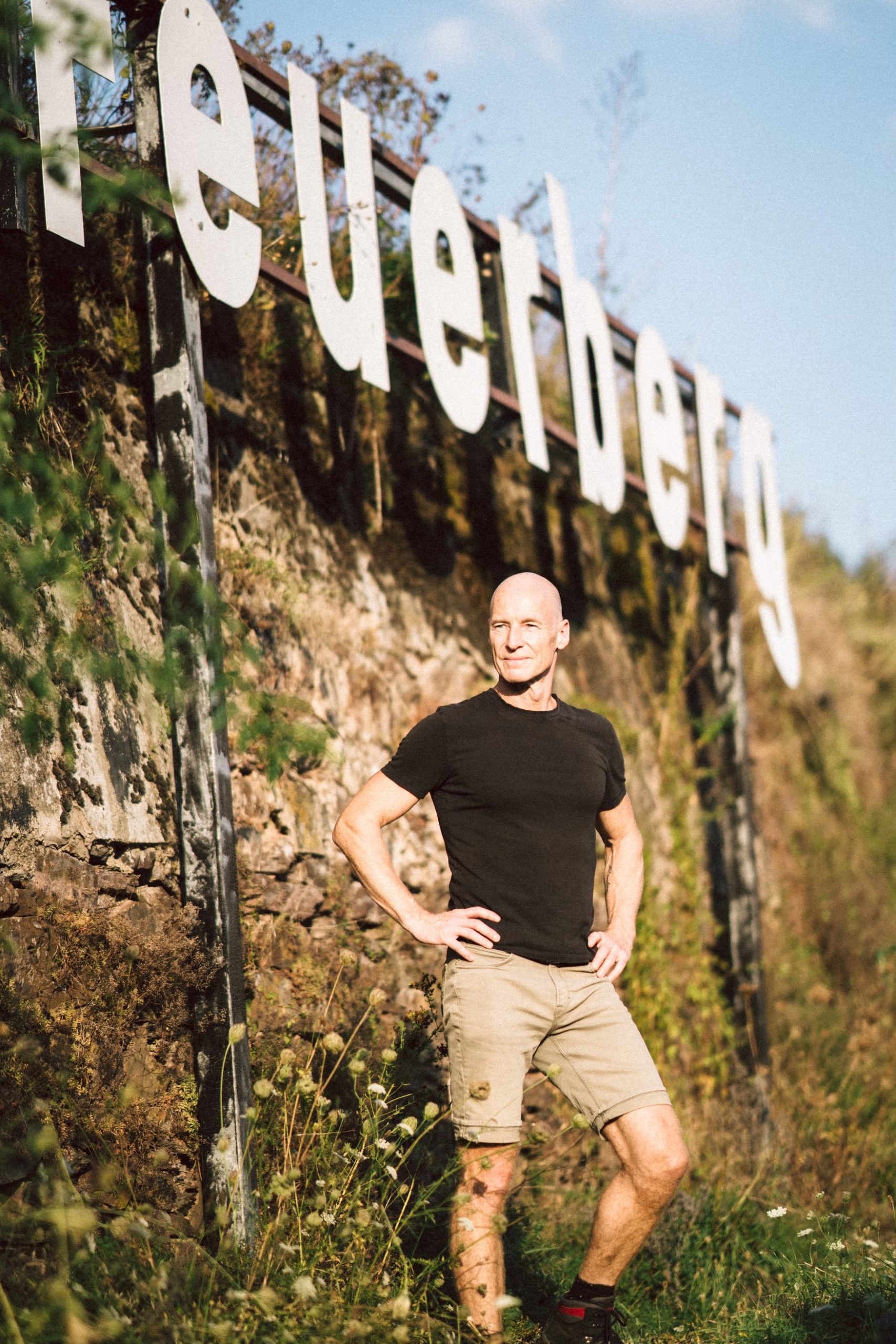 Winzer Thomas Henrichs zwischen Riesling-Steillagen Weinbergen an der Mosel