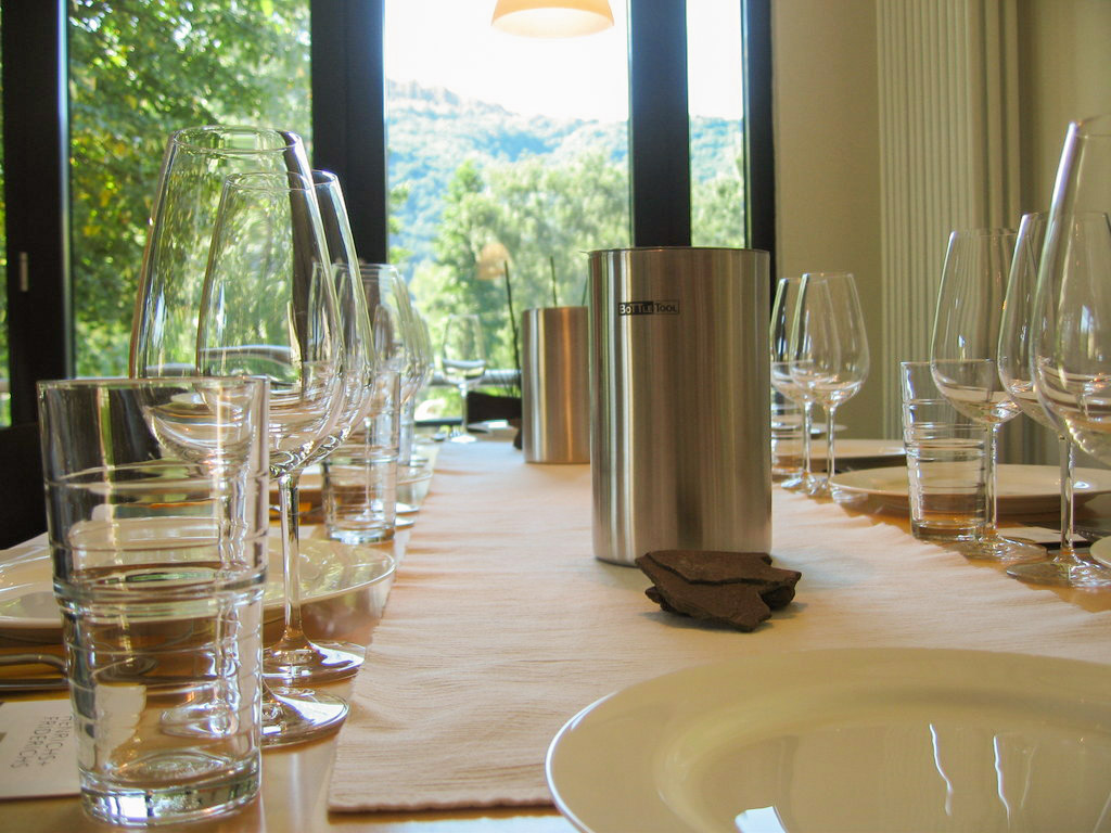 Weinverkostung in der Vinothek des Weinguts Henrichs + Friderichs mit Blick auf die Mosel