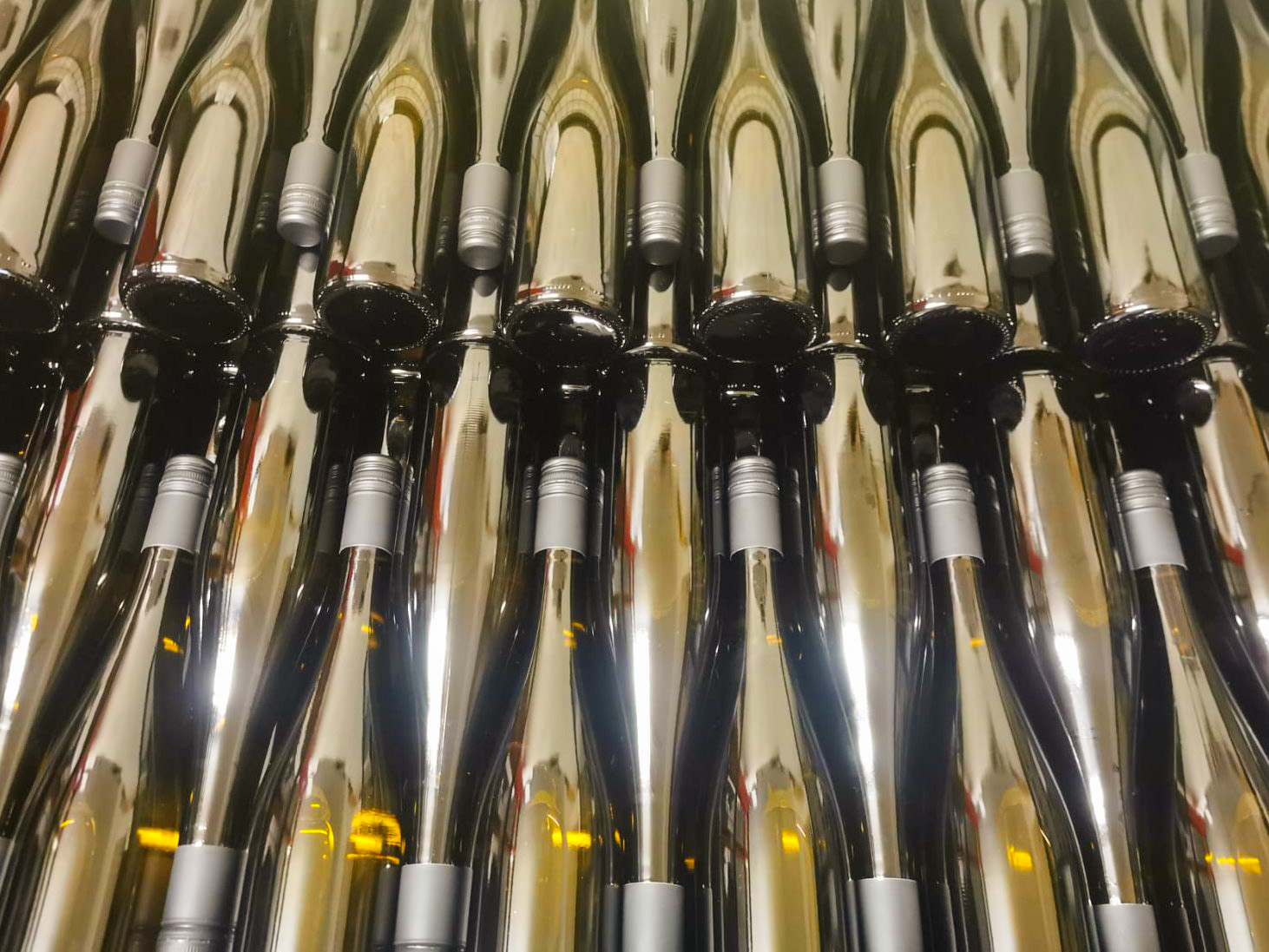 Verschiedene Riesling-Weinflaschen des Weinguts Henrichs + Friderichs